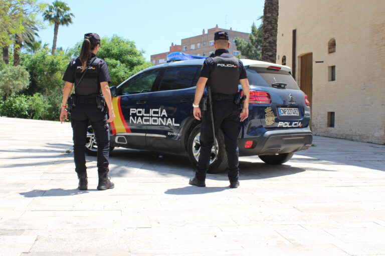 La rápida actuación de dos patrullas de Policía Nacional salvan la vida a un bebé en Valencia