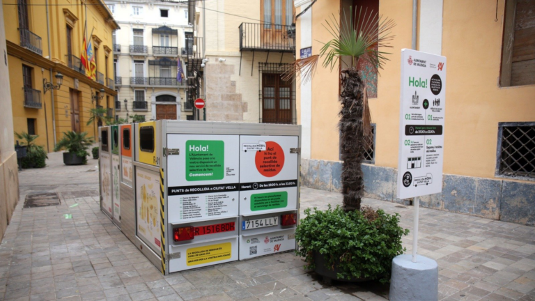 Las plataformas móviles del centro de València disparan el reciclaje hasta el 64%