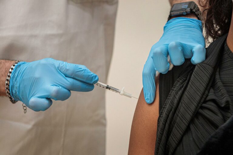 Sanidad vacuna a 95.102 personas contra la gripe durante la primera semana