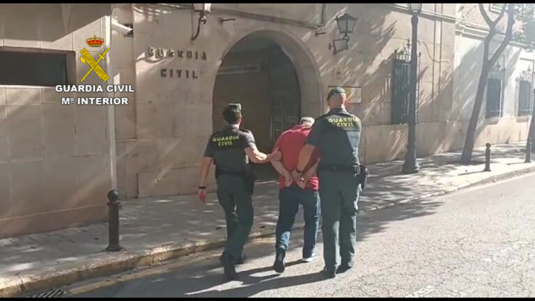 Detenido en València un veterinario por cortar ilegalmente crestas a más de 4.000 gallos para peleas