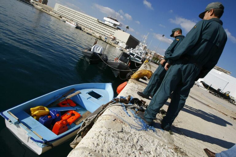 Rescatadas 13 personas a bordo de una patera frente a l’Alfàs del Pi (Alicante)