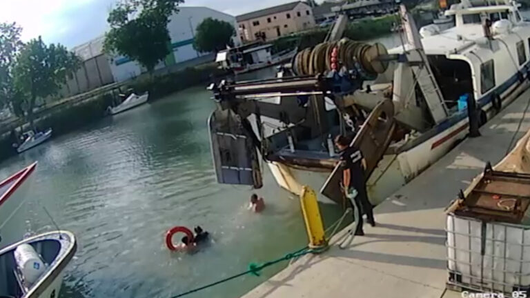 La Guardia Civil rescata a una mujer que se estaba ahogando en Cullera
